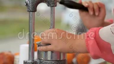 女街小贩熟练地从橙子里榨出新鲜果汁